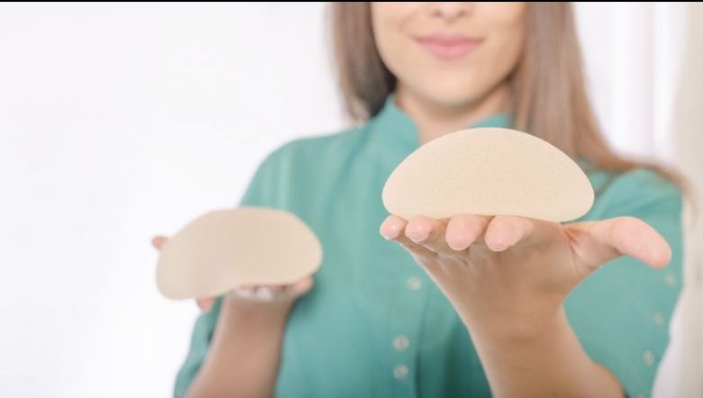 Ce avertisment au specialiștii pentru femeile care recurg la implantul de silicoane 