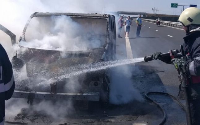 Incendiu pe Autostrada A1, între Sebeş şi Orăştie. Microbuz mistuit de flăcări, în mers 