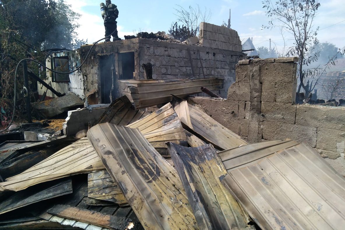 VIDEO Incendiu de proporţii în Olt. Au ars tone de cereale şi furje şi două autoturisme