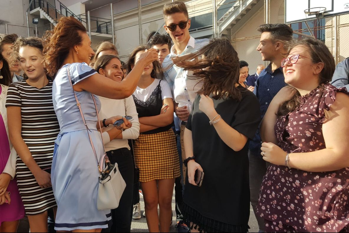 Carmen Iohannis, selfie cu elevii, la începutul anului școlar - VIDEO