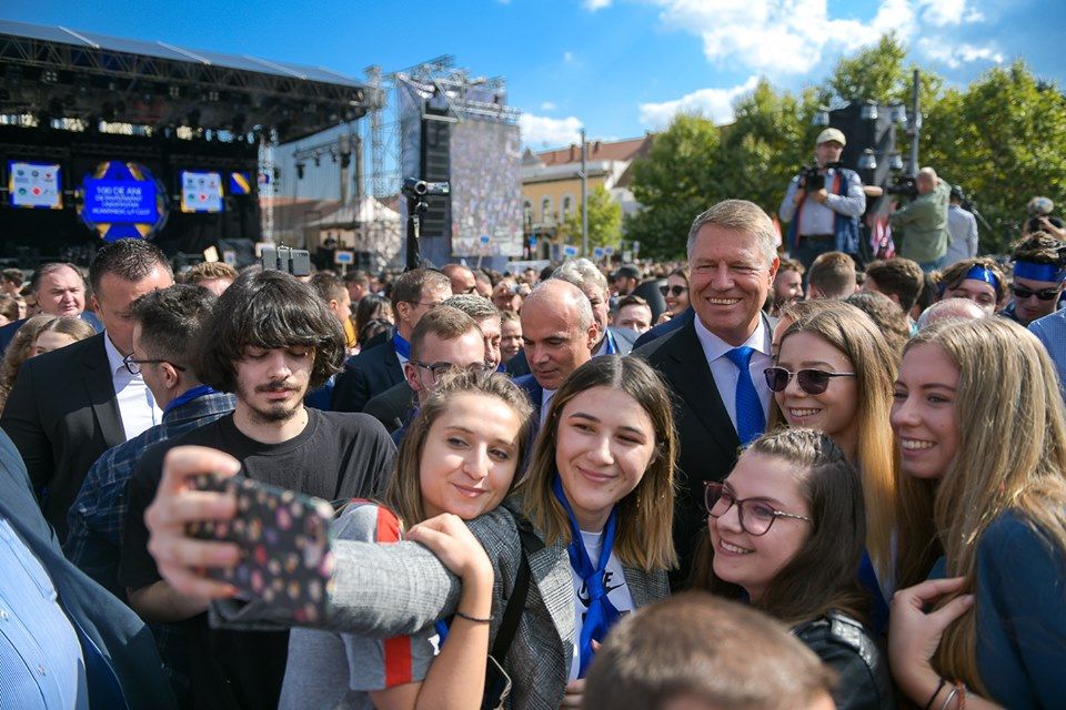 Baie de mulțime a lui Iohannis la Cluj. Președintele, selfie cu trecătorii