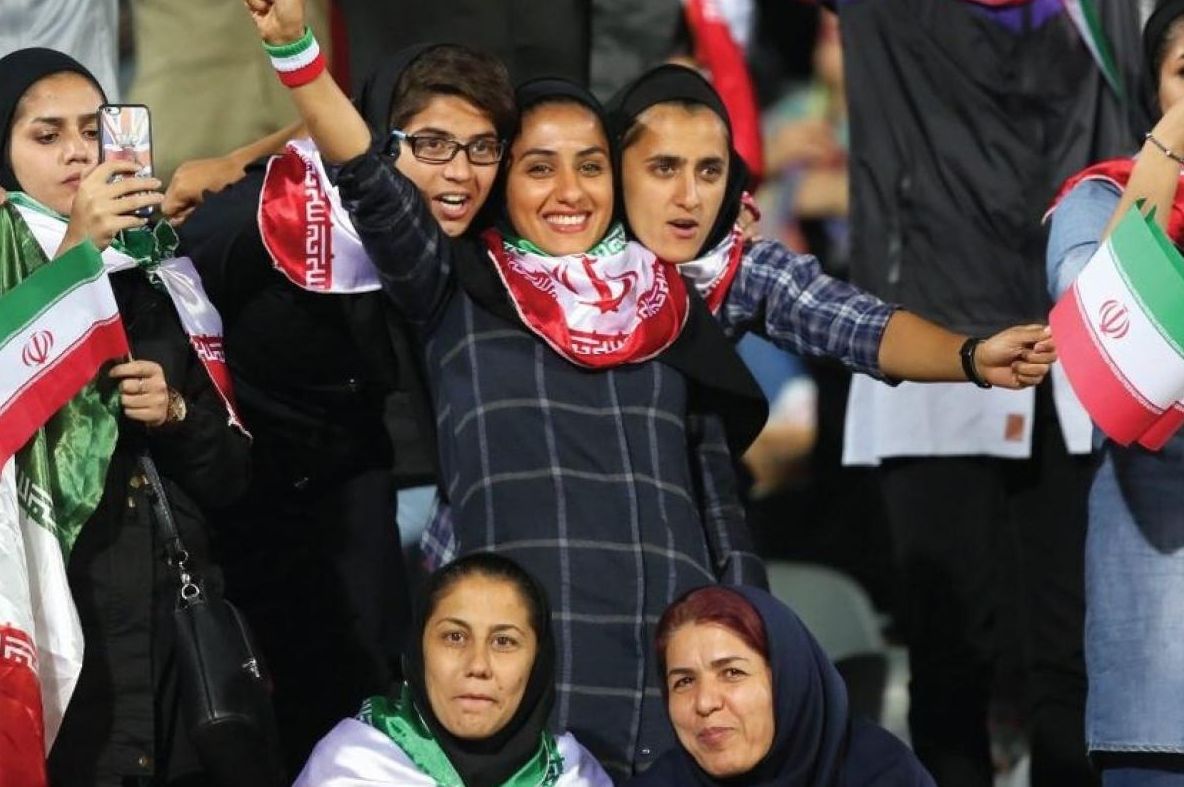 Femeie, arestată pentru că a urmărit un meci de fotbal. Ce a făcut după eliberare este înfiorător