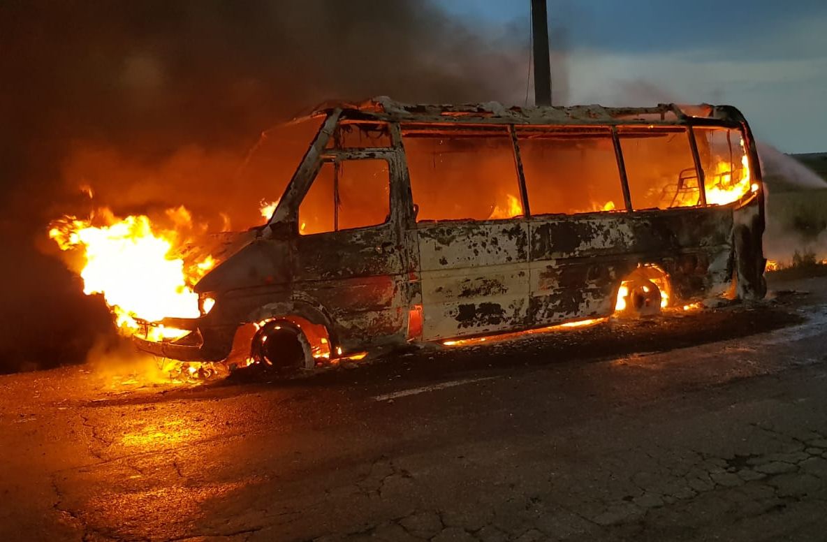Un microbuz cu călători a luat foc în mers! A ars ca o torță, în întregime
