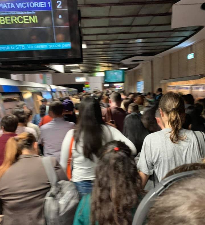 Haos la metrou. Călătorii au așteptat 30 de minute în stații, pe tronsonul Berceni-Pipera