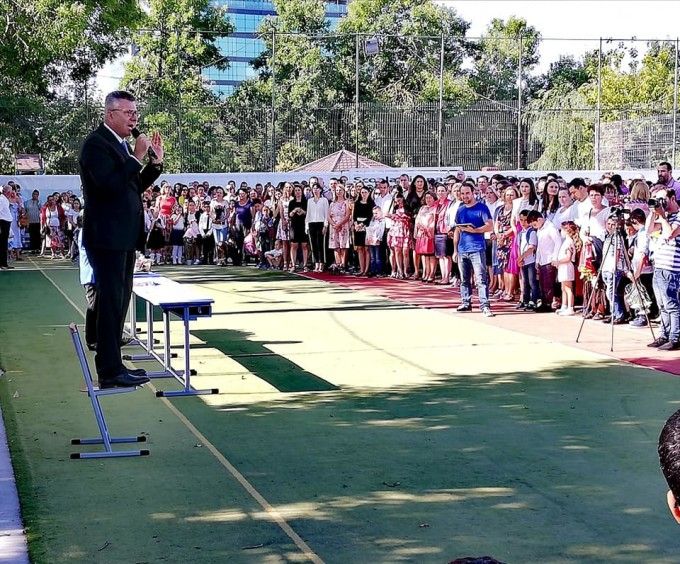 VIDEO Florentin Pandele, un primar cu scaun la...picioare!