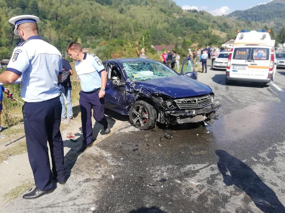 Accident grav, la intrarea în Petroșani: un mort și 2 răniți, după ce mașina a sărit de pe pod