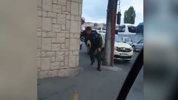 Polițist filmat în timp ce umbla beat pe stradă
