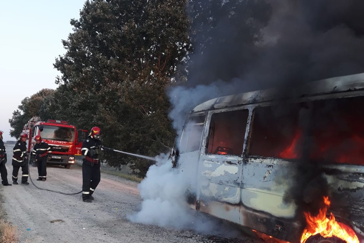 Microbuz cu pasageri, în flăcări