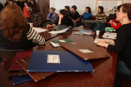 O profesoară premiată pentru lupta anti-Mafia a fost arestată pentru corupție și furt din alimente școlare