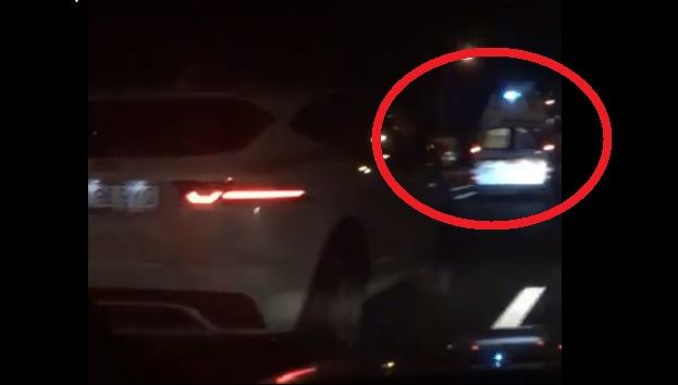 Un șmecher cu jeep depășește ambulanța după ce o bombardează cu flash-uri