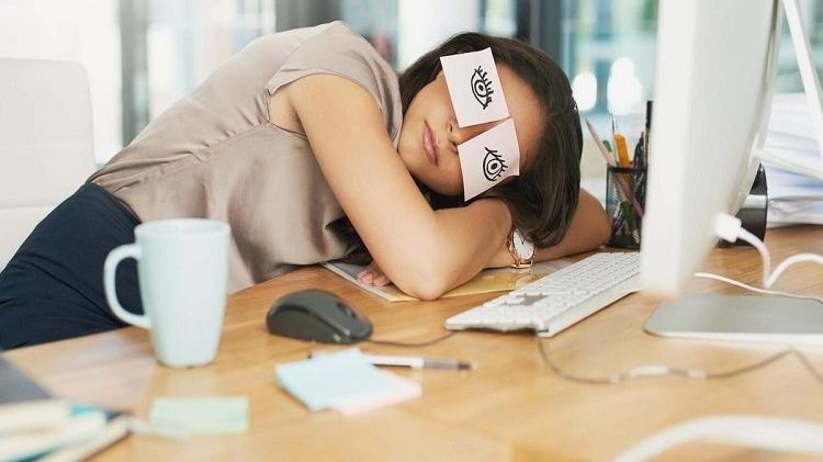 De ce trebuie să stingem absolut TOATE luminile când dormim. „Bezna totală” te ajută mai mult decât crezi