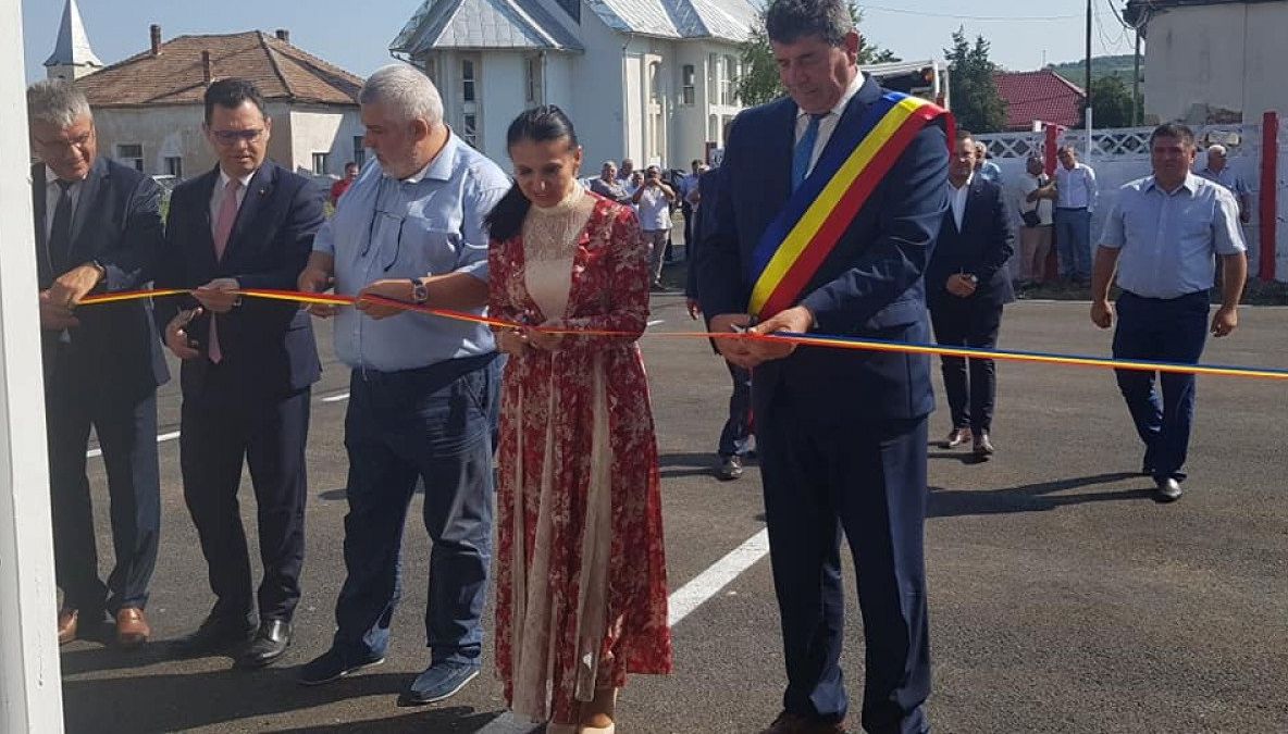 Ministrul Sănătății cu ținută de nuntă pe șantier 