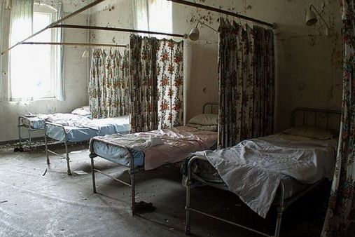 Zeci de pacienți fără discernământ dintr-un spital de psihiatrie, din Brașov, folosiți drept COBAI 