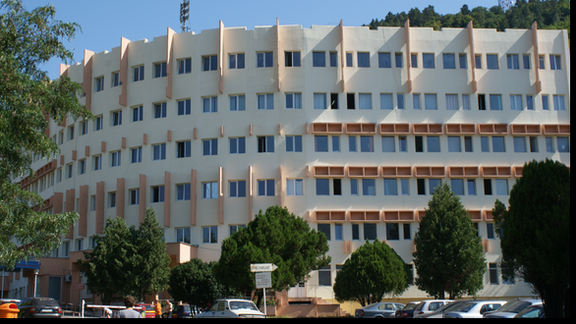 S-a aruncat de la etajul IV al Secției de Psihiatrie a unui spital și a căzut pe un căruț cu rufe