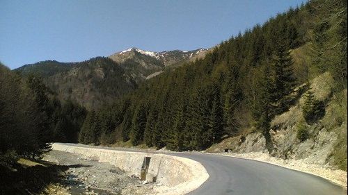 Cea mai controversată șosea din România rămâne fără constructor