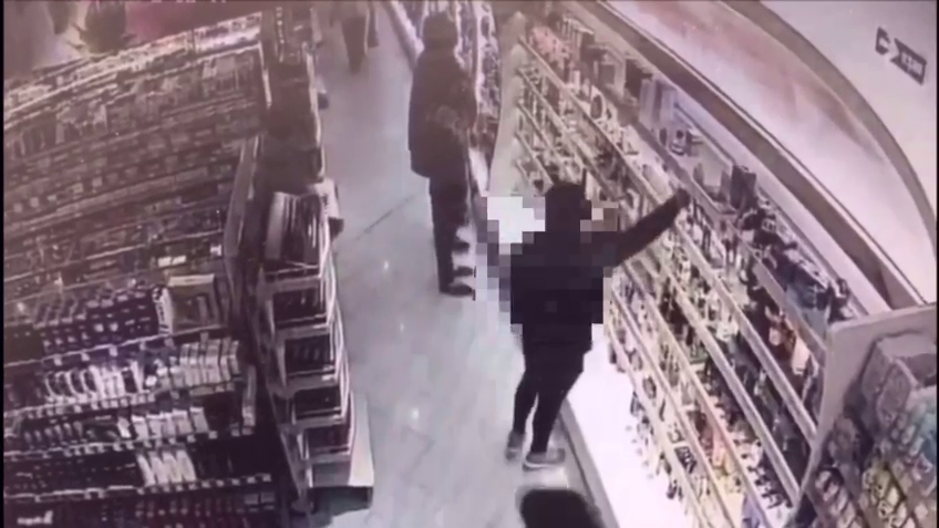 VIDEO - Momentul incredibil în care un hoț este prins de un cumpărător în magazin