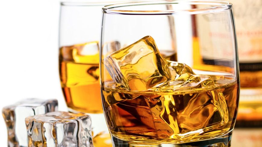 Până și specialiștii s-au apucat să explice de ce băuturile tari sunt mai bune cu gheață