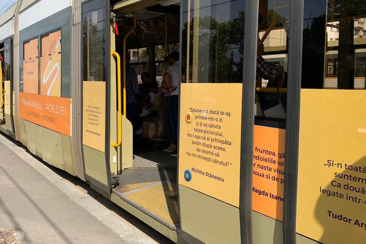 Poezia nu muşcă. Vine cu tramvaiul 1 din Bucureşti