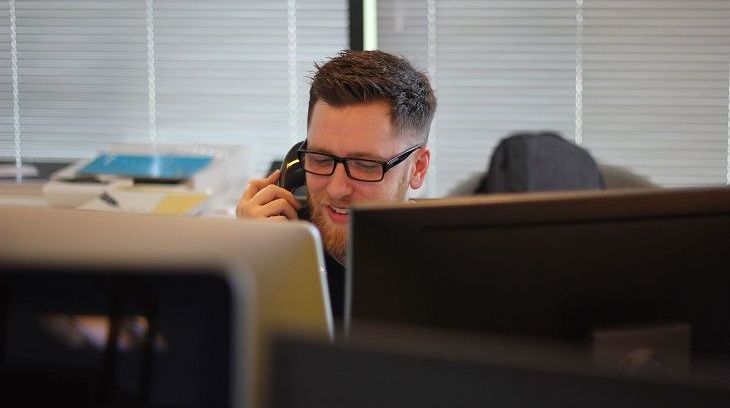 De ce zâmbetele forțate la locul de muncă pot conduce la alcoolism