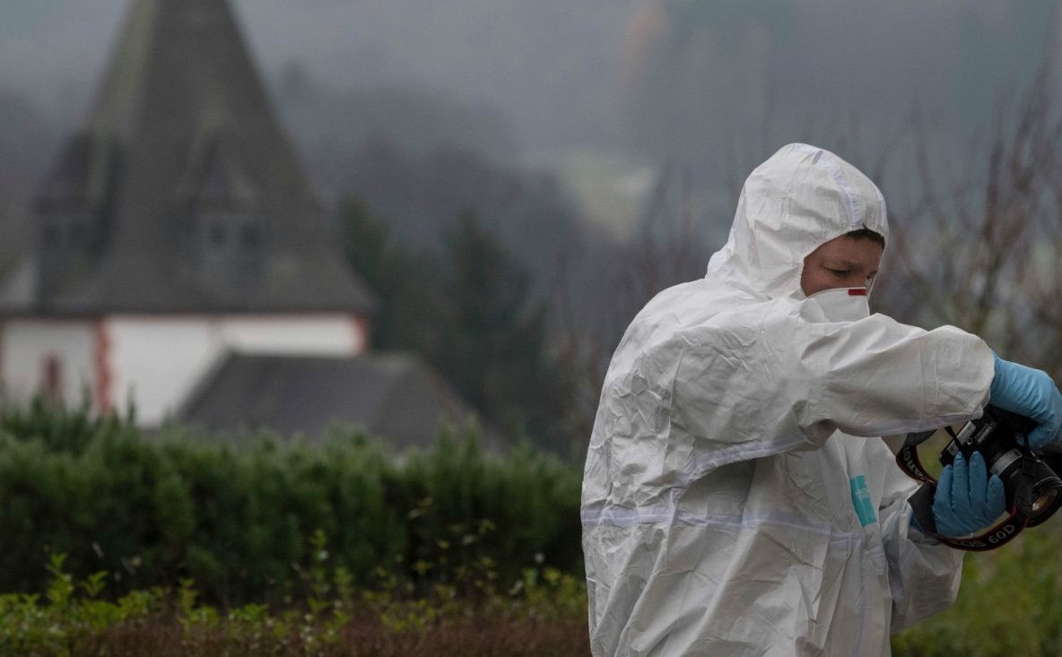 Trei tineri din Bistrița au ucis un bătrân în Elveția. Ce sumă i-au furat acestuia din casă