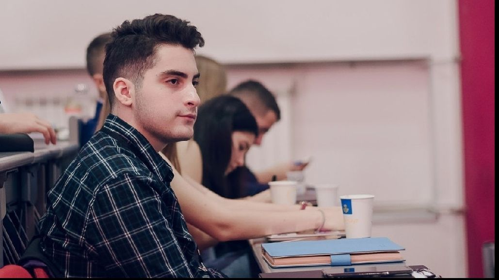 Reguli absurde în unele licee din Teleorman: Fără perciuni lungi, tricouri cu desene discriminatorii