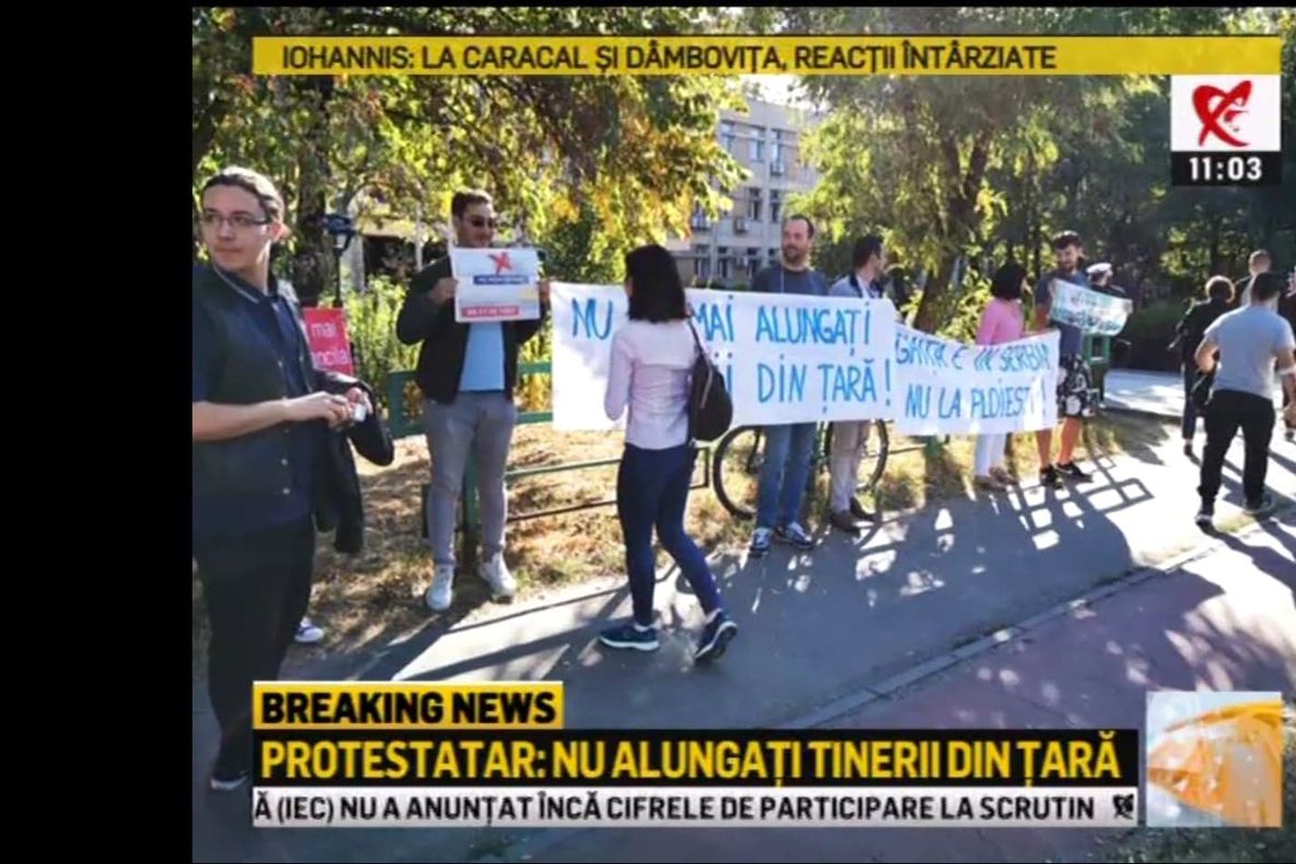 Foto: Viorica Dăncilă, aşteptată la Ploiești de protestatari: „Nu ne mai alungaţi tinerii din ţară” 