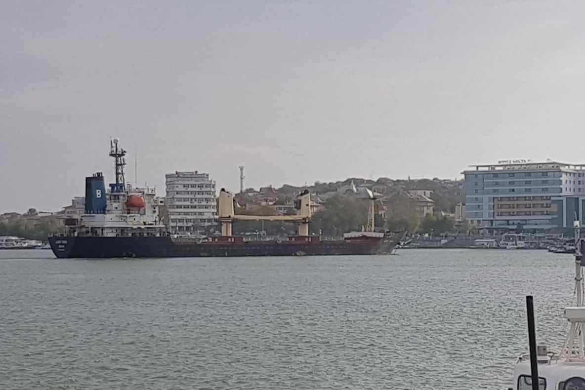 Un cargo a intrat în faleză în faţa unui hotel din Tulcea - VIDEO