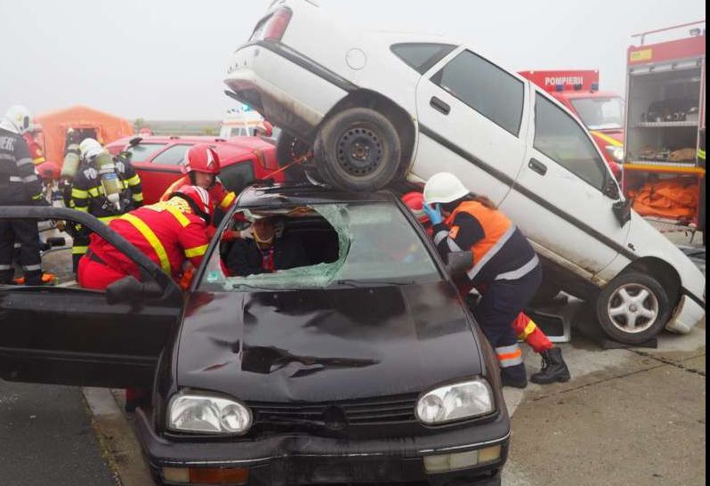 Imagini spectaculoase de la un accident "horor" cu trei mașini și o cisternă. Vestea bună...