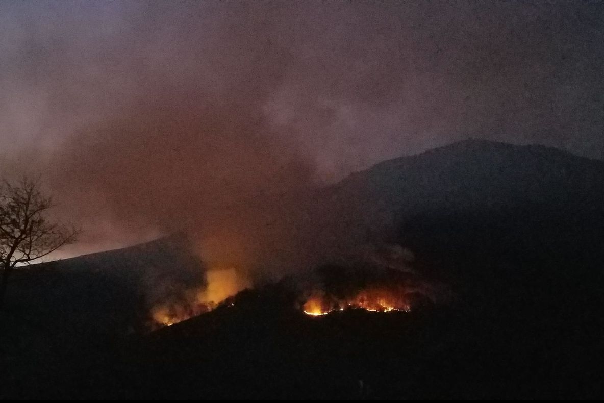  Incendiul continuă să facă ravagii în Pădurea din Apuseni! Raed Arafat: ”A fost ceață la București”