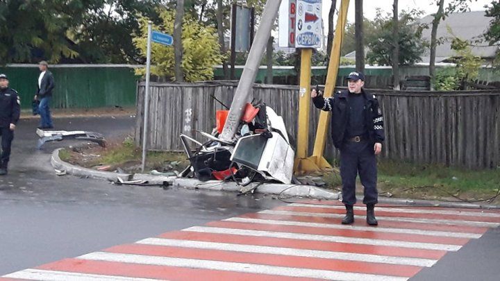 Accident teribil, dimineață. Mașina: ruptă în două! Polițiștii au avut un șoc când au văzut victima