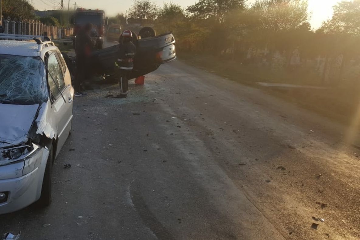 Accident teribil la Dragomirești. Două persoane au fost rănite