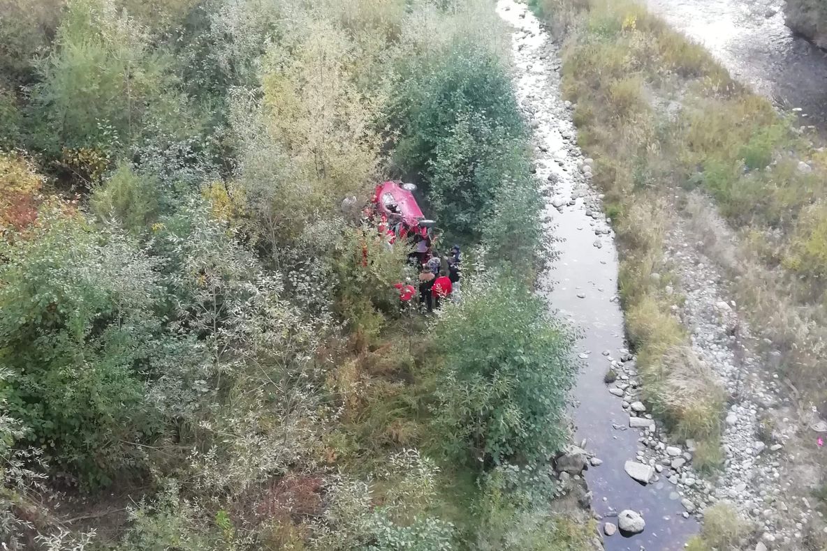 Accident grav în Hunedoara. Un șofer a căzut cu mașina de pe pod