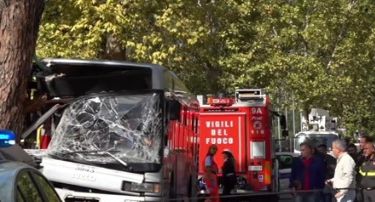Accident înfiorător, în Roma: zeci de victime, după ce un autobuz a intrat într-un copac