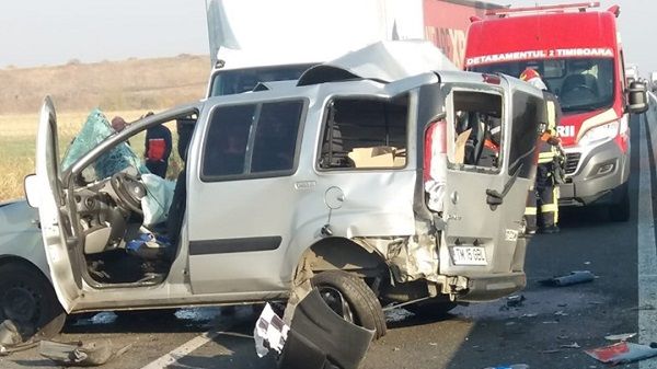 Impact nimicitor între un TIR și un microbuz, lângă Timișoara: oameni răniți, trafic blocat