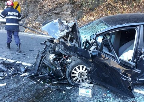 Accident cu 5 victime, pe Valea Oltului: două mașini, făcute praf!
