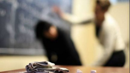 Directoare de școală, acuzată că a înjurat și lovit un copil de 10 ani