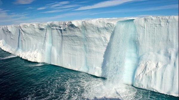 VIDEO spectaculos - S-a rupt cel mai mare aisberg din lume - Risc uriaș pentru pentru climă