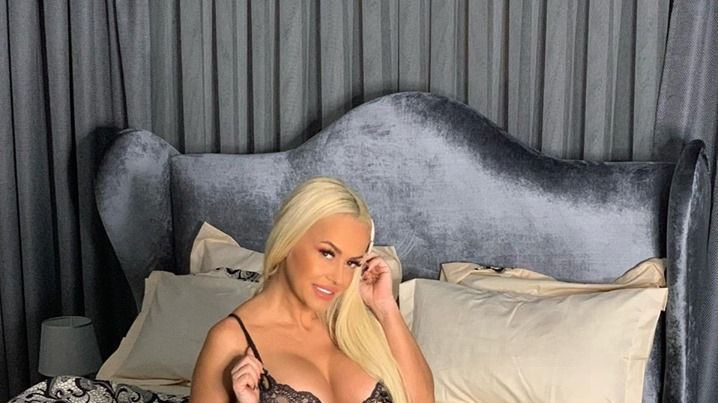 Anda Adam, cu sânii bombați. Imagini XXX 