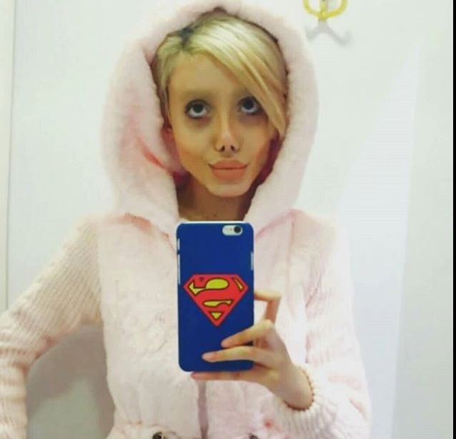 Tânăra care vroia să devină Angelina Jolie a fost arestată pentru blasfemie