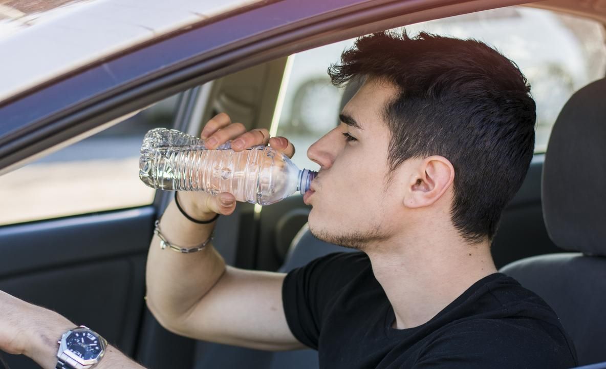 Amendat pentru că a băut apă în timp ce se afla la volan