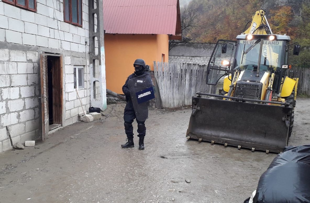 Scandal în Argeş! O casă a fost dărâmată după ce a fost construită pe un sit arheologic