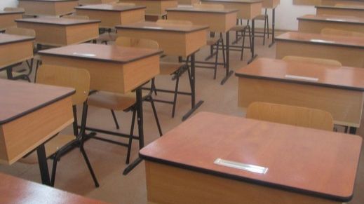 Anchetă la o școală din Dâmbovița: profesor acuzat că a mângaiat și sărutat elevi