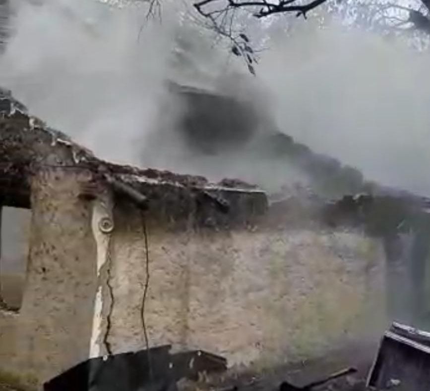 Video! Bătrân găsit carbonizat, sub dărâmături, în incendiul care i-a cuprins casa