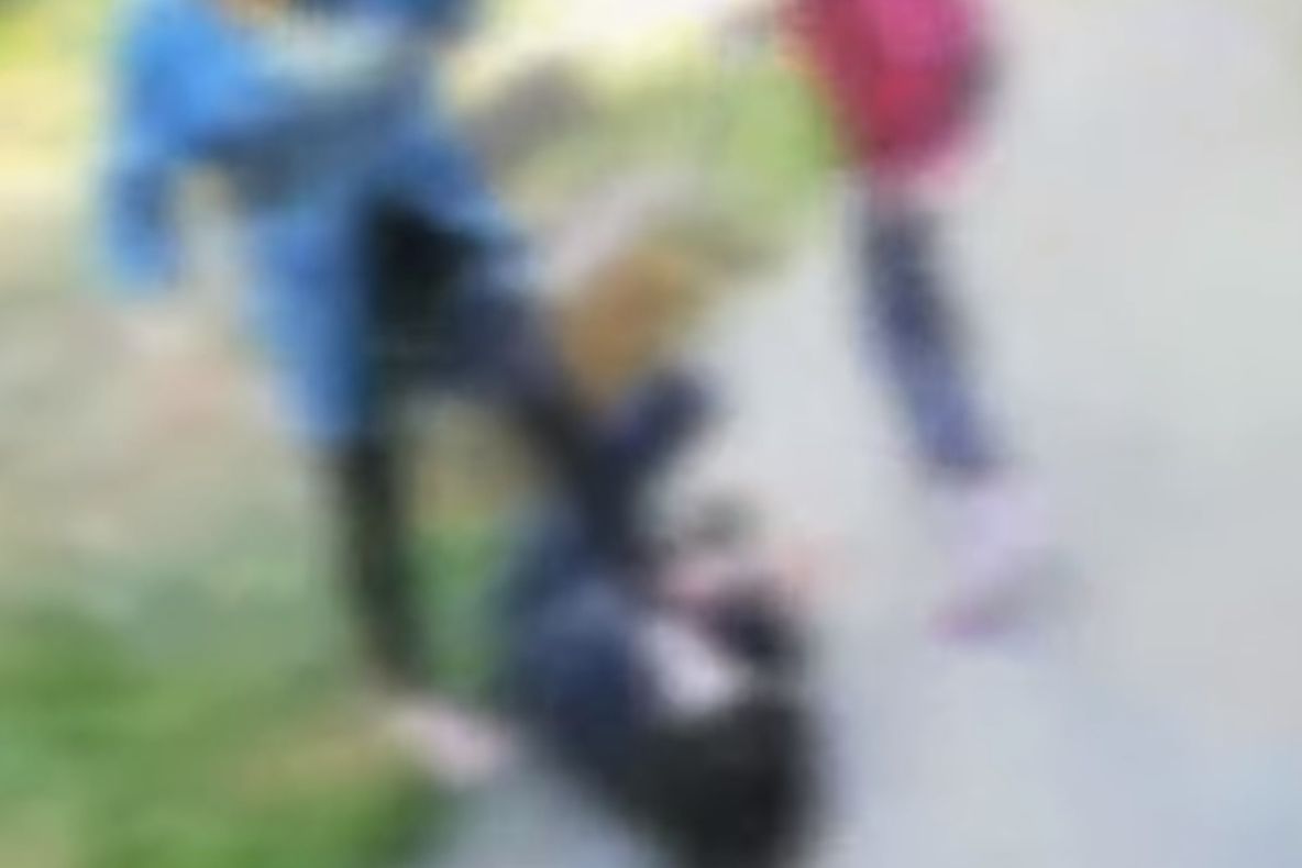 Imagini cumplite: 3 adolescente din Slatina o bat și o umilesc pe o colegă. Fata, călcată pe cap