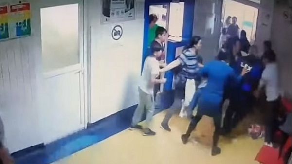 O infirmieră de la Urgențe a fost pălmuită de un pacient nemulțumit