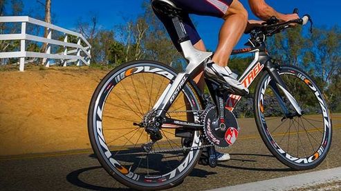 Biciclist mort, după ce a fost aruncat dintr-o mașină în alta