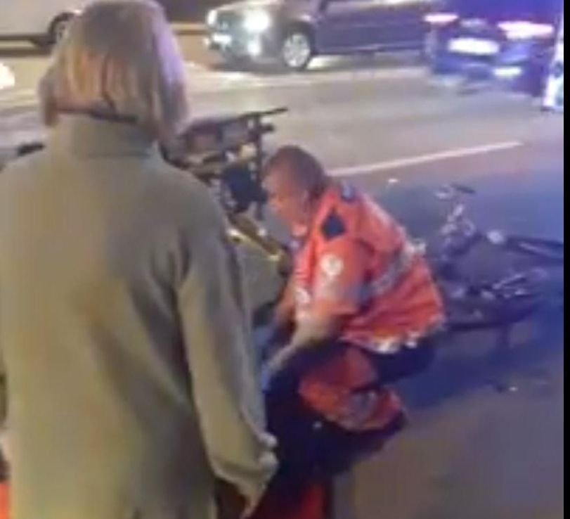 Biciclist luat pe parbriz și trântit la pământ de o șoferiță