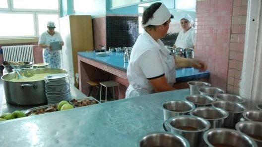 Scumpiri de coșmar în România - cantinele sociale, luate cu asalt