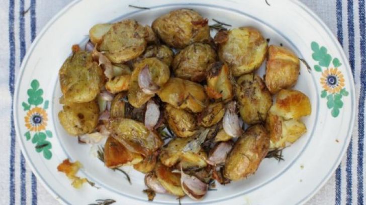 Aşa faci cei mai buni cartofi la cuptor cu rozmarin