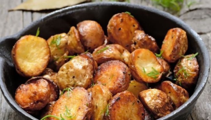 Cea mai simplă reţetă de cartofi la cuptor. Un singur ingredient face diferenţa